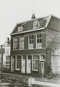 860094 Gezicht op de voor- en zijgevel van het huizenblok Oranjestraat 63-67 in Wijk C te Utrecht, dat gespaard is ...